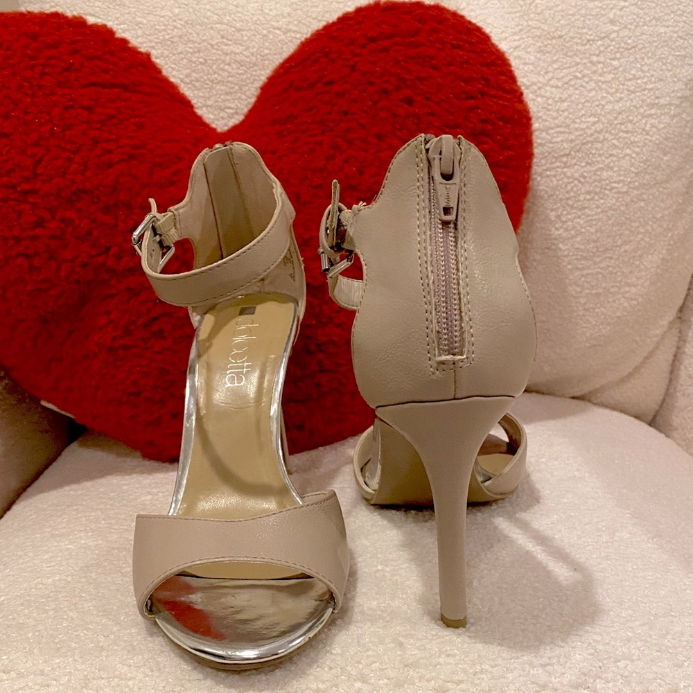 Dolcetta Nude Ankle Star Heels